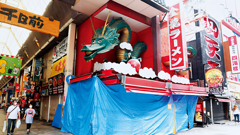 日本政府於4月發布緊急事態宣言後，一家大阪的拉麵店為防疫暫時關閉，但更多拉麵店則因為疫情永久歇業。